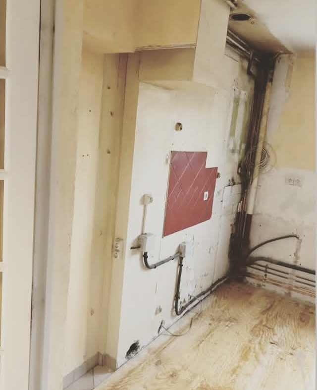 Passage des gaines électriques et évacuations d'eau