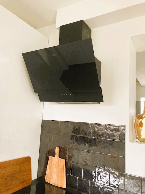 hotte inclinée noire verre cuisine ouverte zellige noir