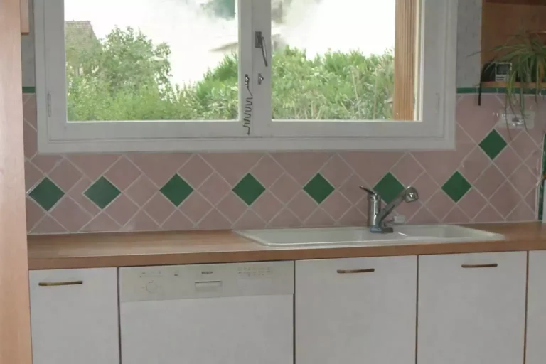 crédence carrelage rose vert diagonale cuisine années 80 avant relooking