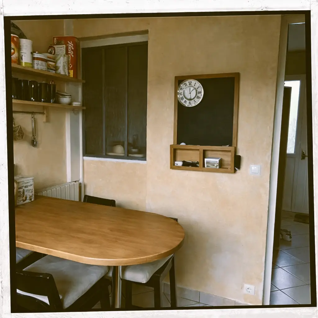 Coin repas de l'ancienne cuisine avec table demi-lune