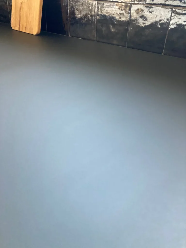 Le plan de travail noir mat aujourd'hui, après 4 années d'utilisation quotidienne