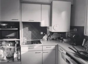 petite cuisine 9m2 chaudière apparente façades blanches années 80