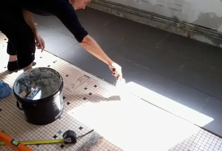 Ancienne mosaïque noir-blanc-crème et nouveau carrelage gris ardoise