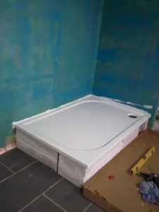 Bac de douche posé sur béton cellulaire en cours de chantier