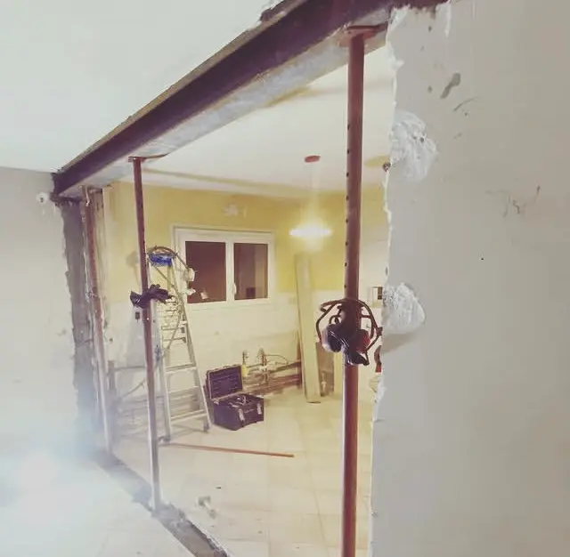 Mur porteur ouvert et étayé pendant les travaux