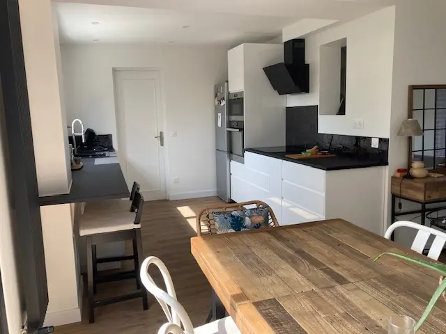vue cuisine ikea blanche et noire