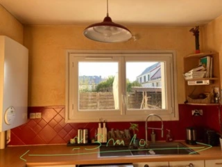 Vue de l'ancienne cuisine vers l'entrée, mur avant démolition